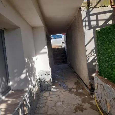 Friendly House * Cuke